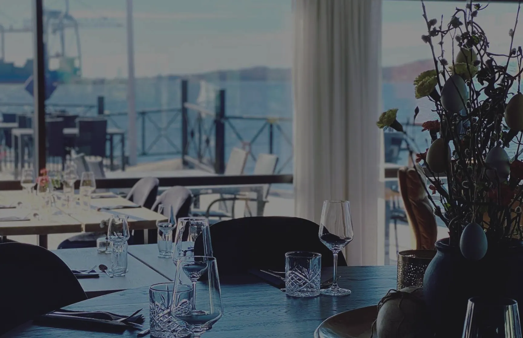 Bakgrunnsbilde av Restaurant Vadskjæret, med utsikt over Larviks havn.